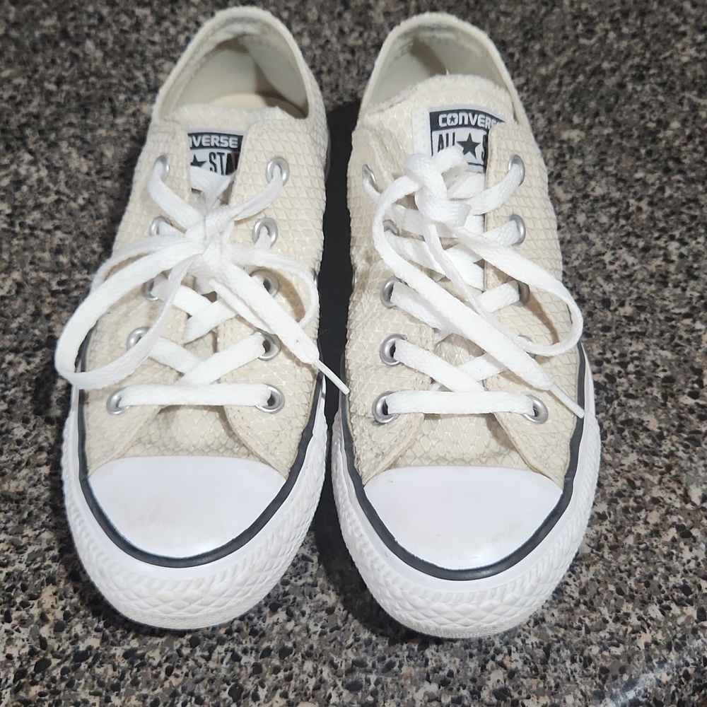 Converse all star Ox women's size 6 off white  EUC